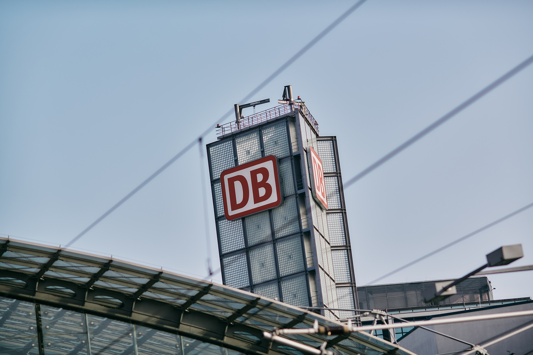 DB Logo am Hauptbahnhof Berlin