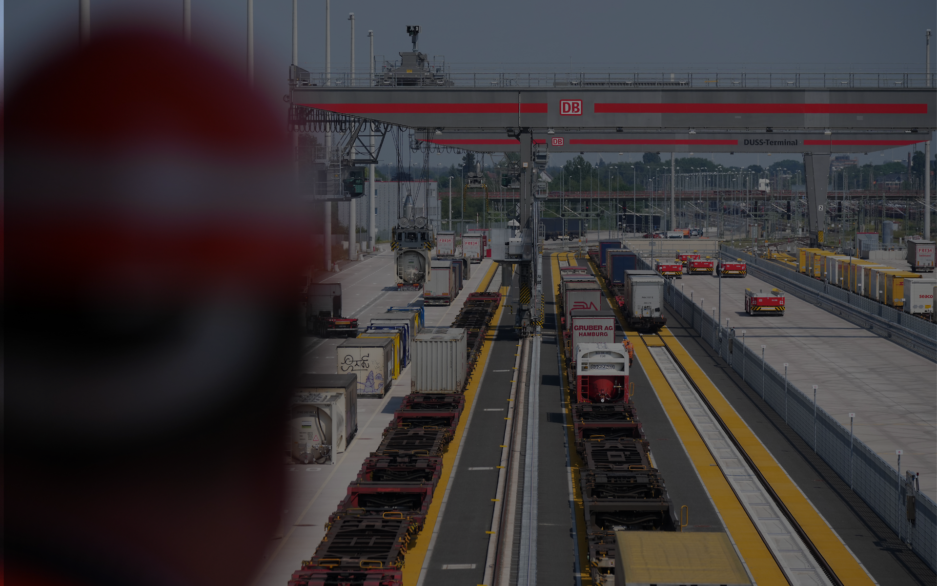 Containerterminal mit Zügen und Umschlagbereich als Symbol für Asset-Ortung im Logistikumfeld.