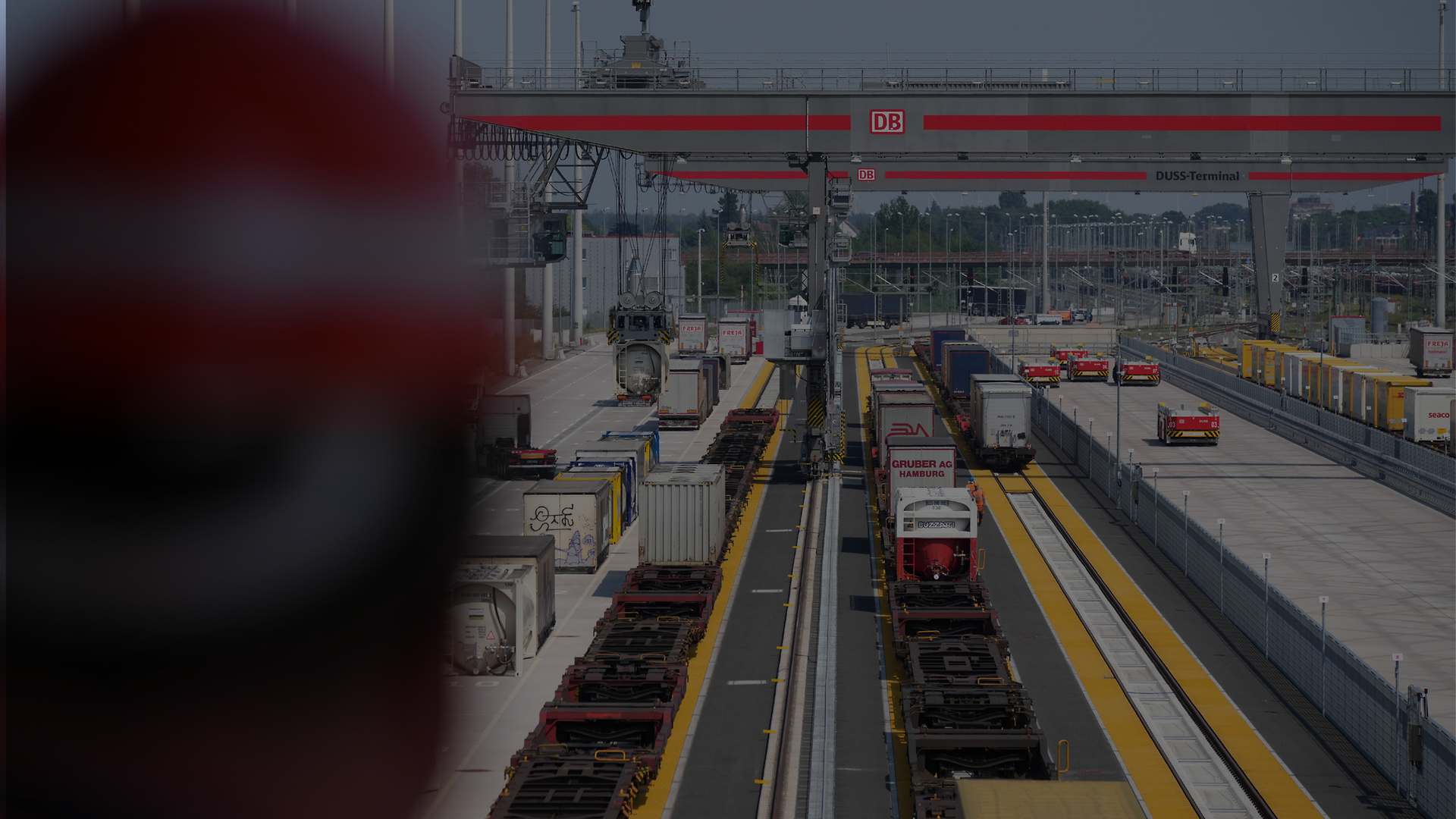 Containerterminal mit Zügen und Umschlagbereich als Symbol für Asset-Ortung im Logistikumfeld.