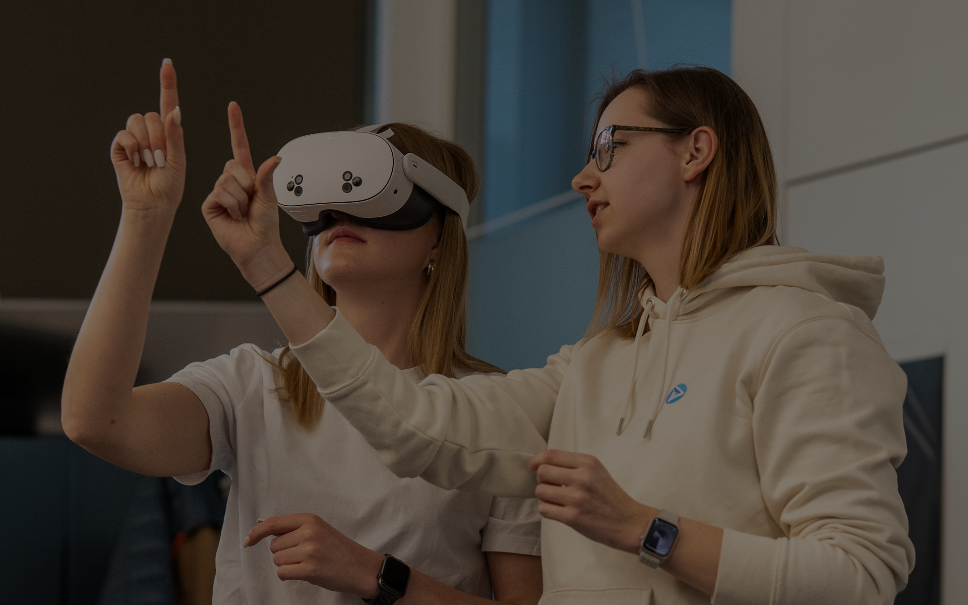 Zwei Personen trainieren mit VR-Headsets in einer interaktiven Lernumgebung.